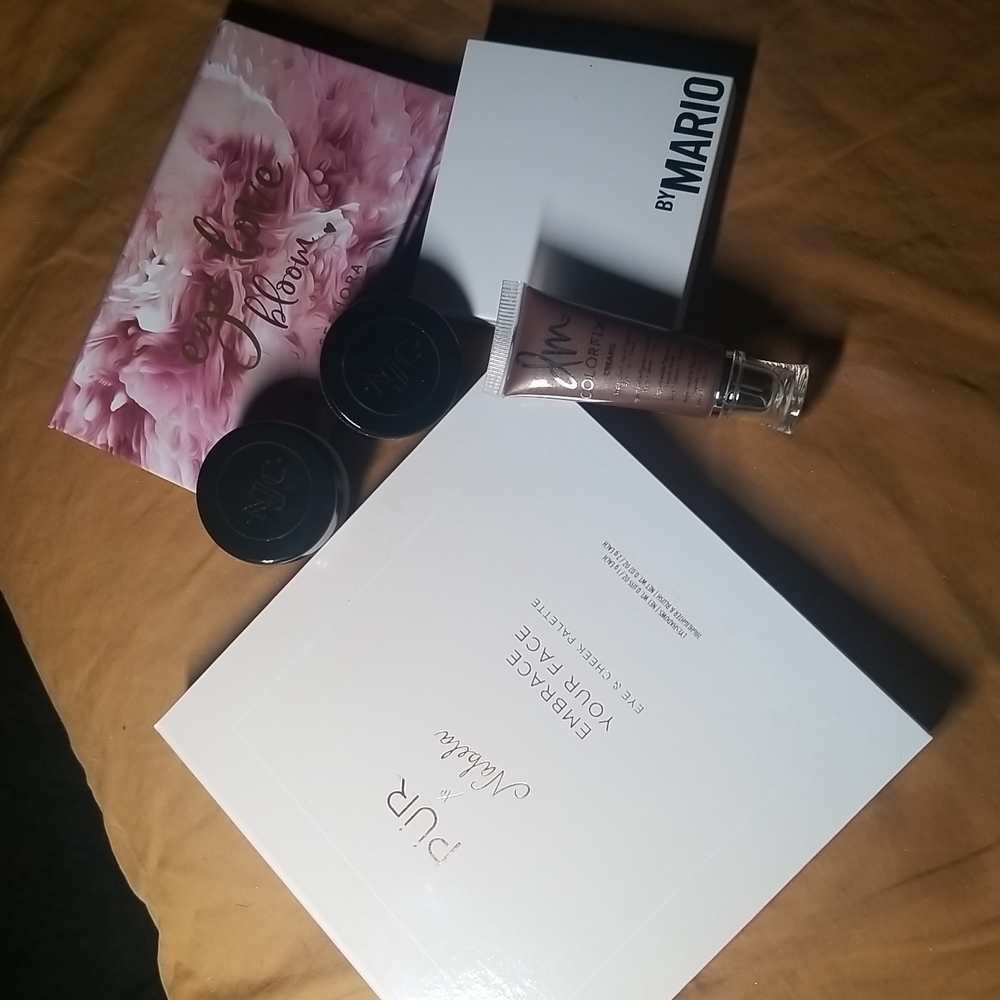 Eyeshadow palettes and singles